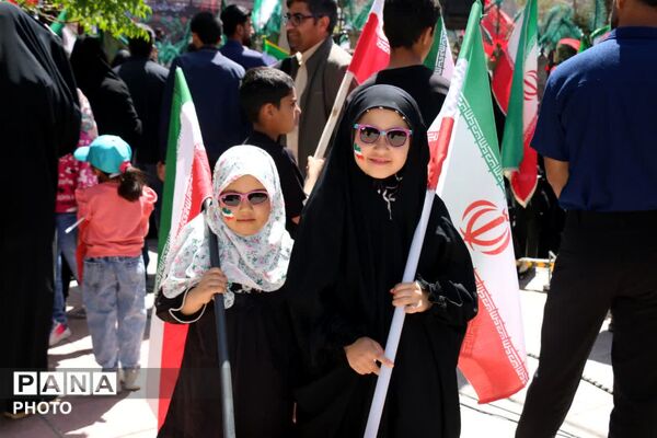 مردم در میدان، پای کار انقلاب اسلامی