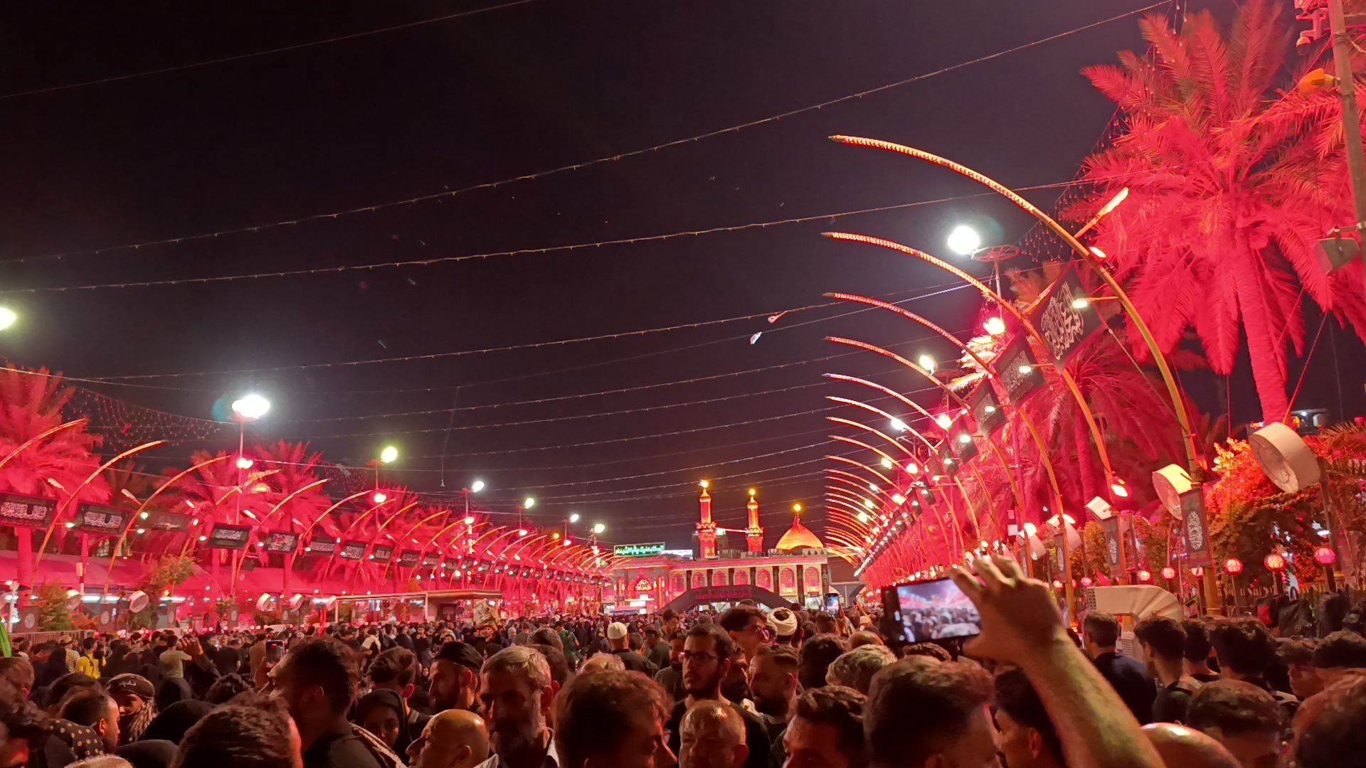 کاروان عاشقان به کربلا رسیدند؛ خیابان‌ها غرق در زمزمه «لبیک یا حسین»