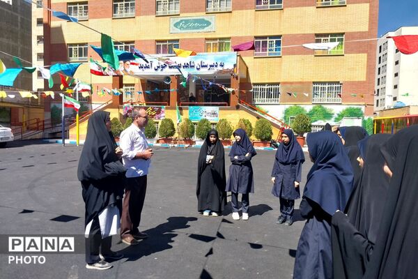 آماده‌سازی مراسم بازگشایی مدارس در دبیرستان شاهد بهشت