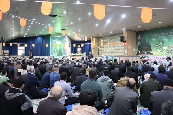 حضور دانش آموزان آموزشگاه شهدای گلدسته و مردم چهاردانگه در نماز جمعه 