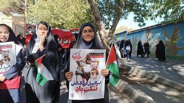 حضور پرشور دانش آموزان شهر محلات در راهپیمایی ۱۳ آبان در شهر محلات 