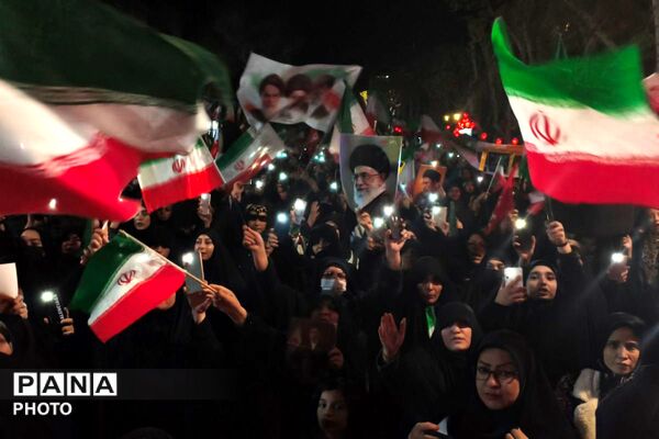 میدان هفت‌تیر بهارستان دو میزبان راهپیمایی شبانه مردم و فرهنگیان