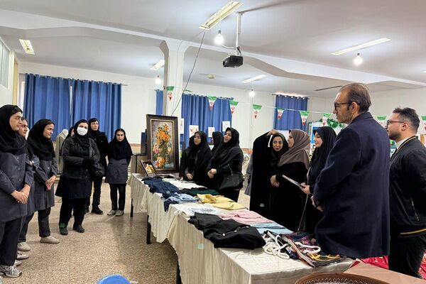 آیین افتتاحیه نمایشگاه هنری «ماها» در هنرستان شهید تاجیک بهارستان‌دو