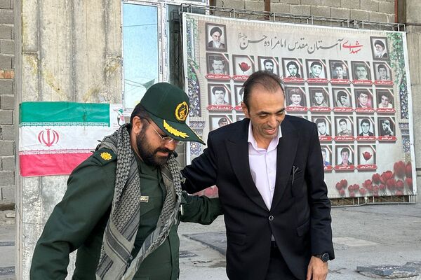 غبارروبی مزار شهدا در امام زاده حسن(ع) نسیم‌شهر