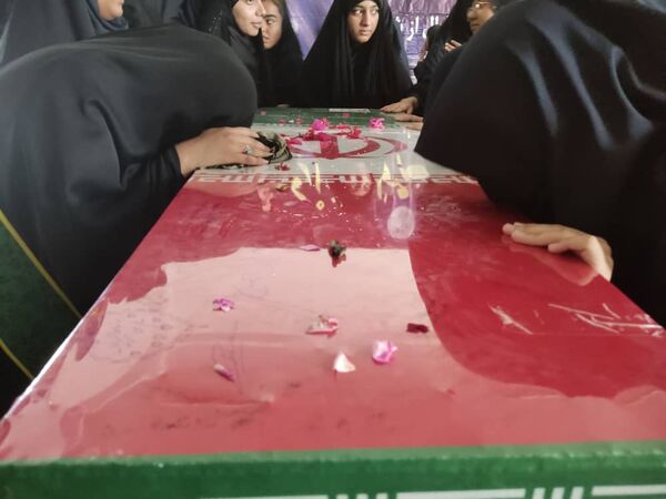 استقبال پرشور از شهید گمنام در هنرستان زهرای مرضیه بندرعباس