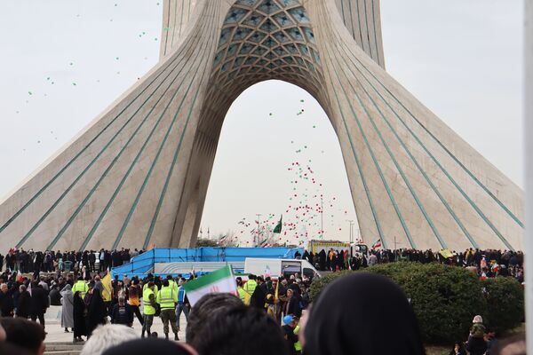 ٢٢ بهمن؛ روزى که دلها با قدم‌‌ها یکى میشود