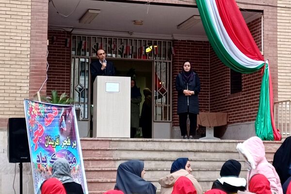 تقدیر از رتبه‌های برتر درسی در دبیرستان سپاهان بهارستان‌دو