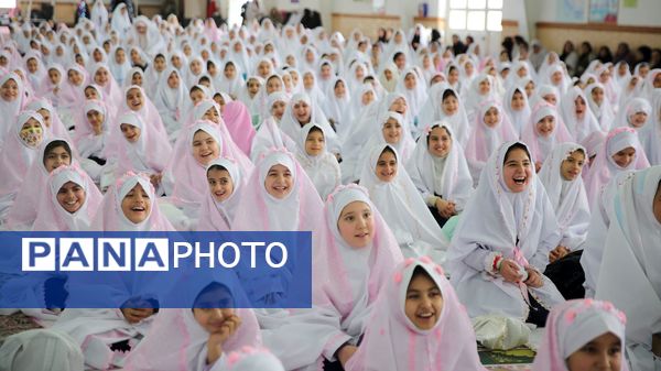 حضور پرشور مکلفین در مصلی بزرگ امام خامنه‌ای(مدظله العالی) با حضور بیش از ۱۰۰۰ هزار دانش‌آموز شهرستان