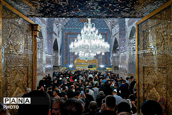 بازگشایی صحن و رواق‌های حرم مطهر رضوی پس از مراسم تشییع و تدفین پیکر مطهر رهبر شهید انقلاب