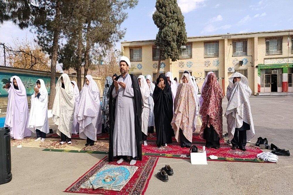 اقامه نماز باران در دبیرستان شهید مجید دهنوی نیشابور 