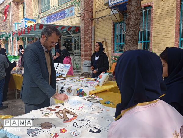 بازارچه کسب و کار دانش آموزی در دبیرستان افشار نژاد ناحیه پنج مشهد