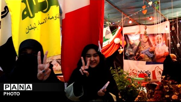 دختران مبارز همچنان پایه کار انقلاب ایستاده‌اند