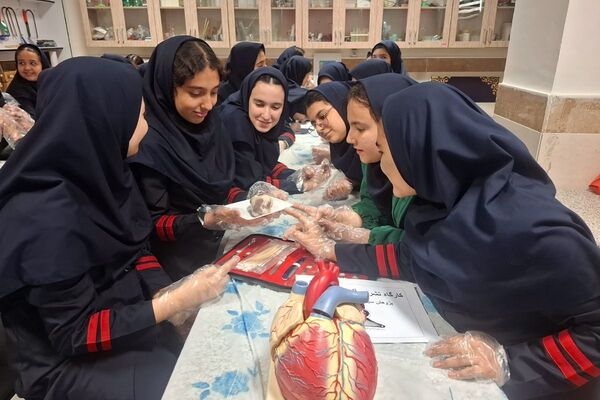 کارگاه تشریح قلب برای دانش آموزان فرزانگان شهرستان ملارد