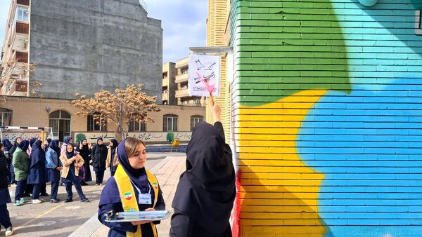 آغاز جشن‌های انقلابی مدرسه توسط پیشتازان 