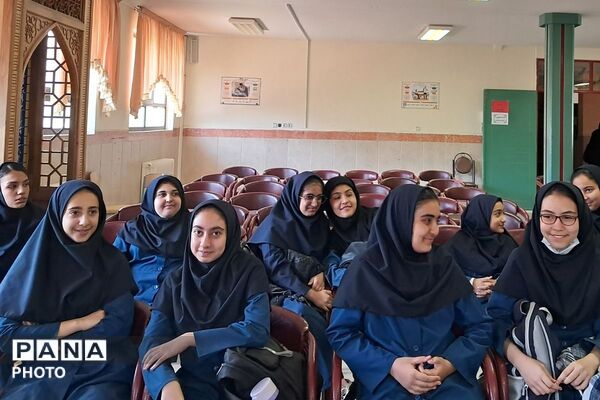 طرح «هر دانش‌آموز یک مهارت» با حضور کارآفرینان برتر شهرستان دماوند ، در دبیرستان احمد ابراهیمی