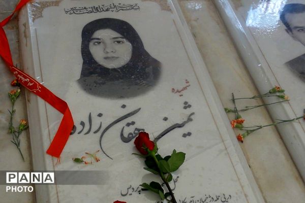 غبار روبی مزار شهدا در پردیس همزمان با هفته سلامت