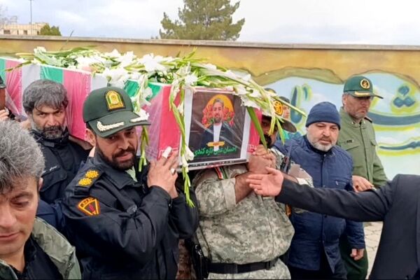 ایستاده در میان اشک‌ و افتخار