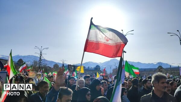  تشییع پیکر شهدا در میدان امام خمینی (ره) همدان با حضور حماسی مردم همیشه در صحنه