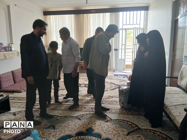 دیدار رئیس سازمان دانش آموزی یزد با خانواده شهید «محمدرضا آروز»