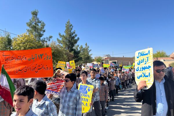 حضور حماسی دانش‌آموزان در راهپیمایی باشکوه ۱۳ آبان ماه در سورمق