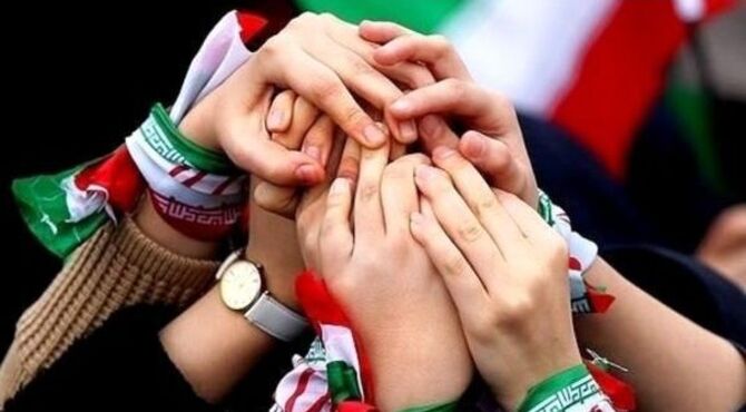 طلایه‌داران فردای روشن در کلاس دفاع مقدس مشق عزت میکنند