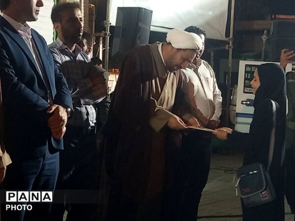 اجلاس سراسری نماز و تجلیل از دانش‌آموزان فعال در حاجی‌آباد