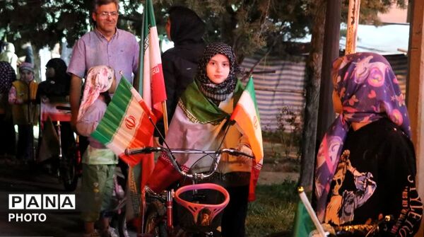 الله اکبر و پرچم ایران؛ نماد مقاومت نوجوانان همدانی در تجمعات شبانه