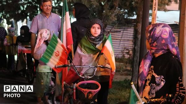 الله اکبر و پرچم ایران؛ نماد مقاومت نوجوانان همدانی در تجمعات شبانه