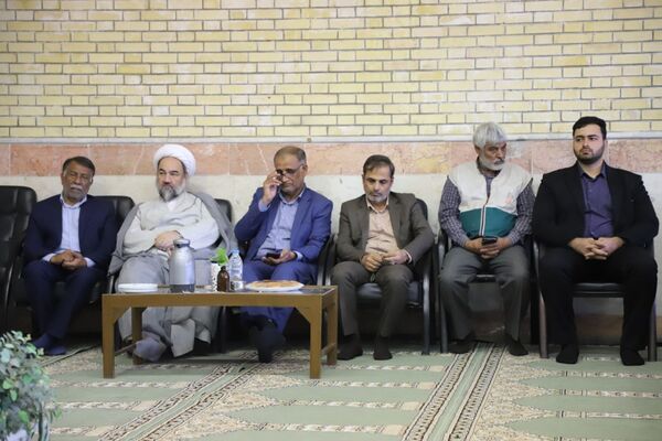 نشست پرسش و پاسخ با حضور نماینده ولی فقیه در استان و امام جمعه در دبیرستان نمونه فرهنگ