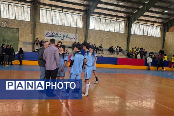 رقابت دانش‌آموزان رباط‌کریم در مسابقات بین مدرسه‌ای فوتسال