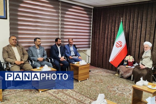 دیدار دختران دانش‌آموز سنندجی با نماینده ولی‌فقیه در کردستان 