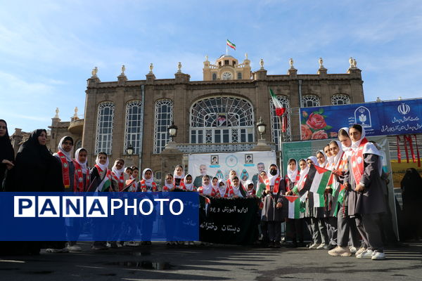 غرفه نسل افتخار سازمان دانش‌آموزی استان آذربایجان شرقی در راهپیمایی ۱۳‌ آبان
