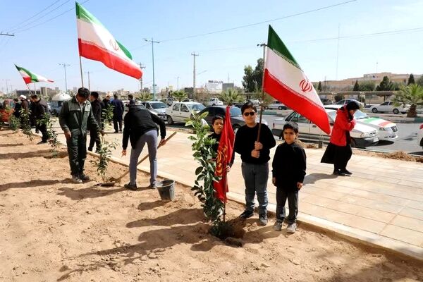 کاشت ۱۰۰۰ «نهال امید» به یاد «سرو ایران» در یزد