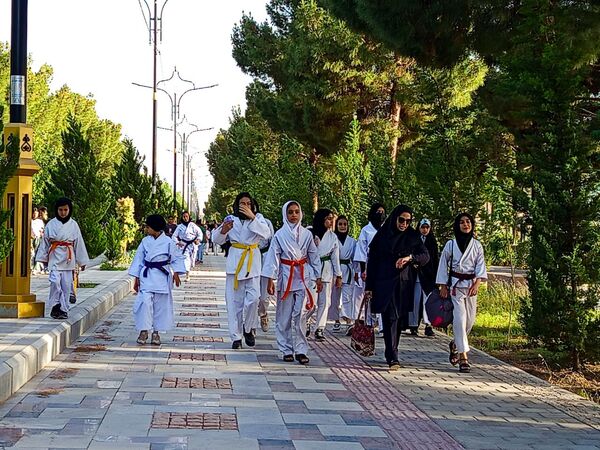 قدم هایی به عشق معلمان
