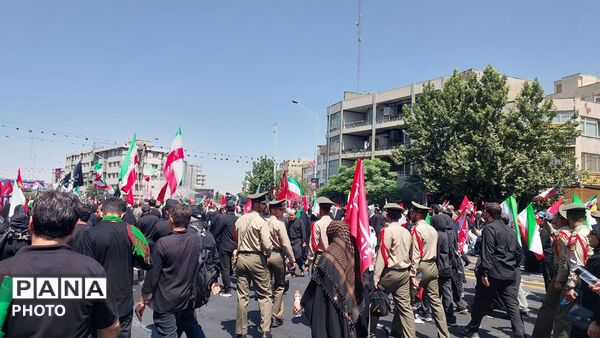 پرچم‌های سرخ بر فراز خیابان‌های تهران؛ بدرقه باشکوه رهبر شهید