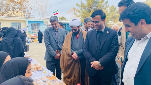آغاز رسمی مسابقات فرهنگی هنری با نواختن زنگ جشنواره فردا و جشنواره ماها در مدرسه تکتم 
