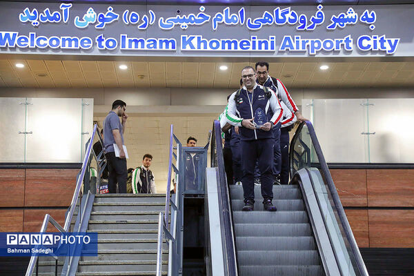 بازگشت تیم ملی وزنه‌برداری با جام قهرمانی‌
