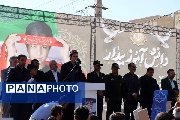 حضور پرشور دانش‌آموزان و مسئولین در راهپیمایی ۱۳ آبان در ناحیه یک بهارستان