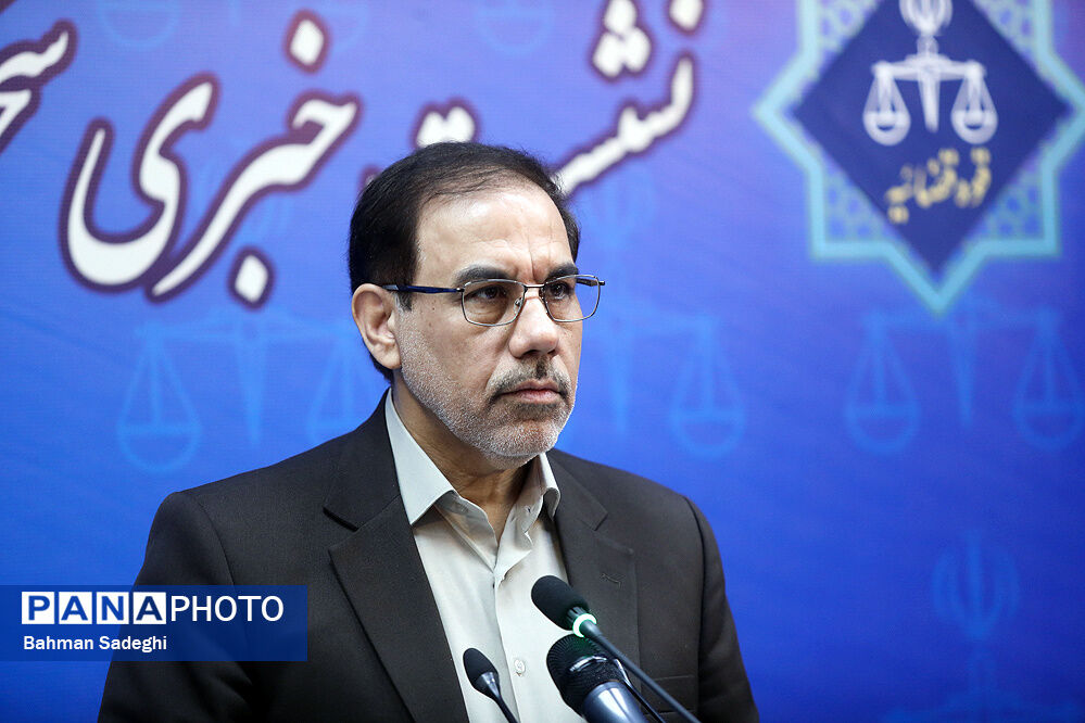 بابک زنجانی آزاد نشده و در مرخصی هم نیست
