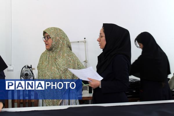 هنرستانی‌ها در نقش تولید کننده، دوخت لباس فرم دانش‌آموزان به دست هنرستانی‌های قدس