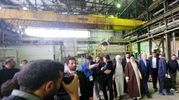 بازدید آیت‌الله رئیسی از کارخانه احیای شده صنایع چوب و کاغذ مازندران