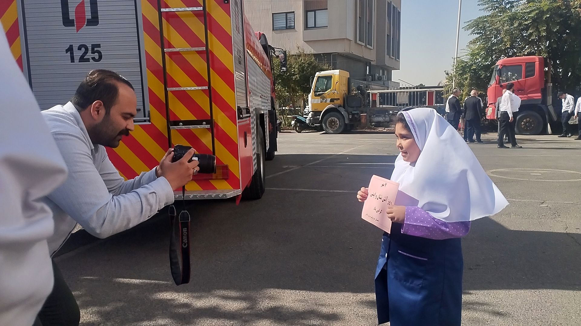 تقدیر دانش آموزان دبستان سرای دانش از قهرمانان بی ادعا در روز آتش نشانی