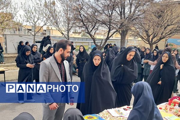 برگزاری بازارچه صنایع دستی و غذا در دبیرستان‌ حضرت‌ معصومه (س) شهرستان فیروزکوه
