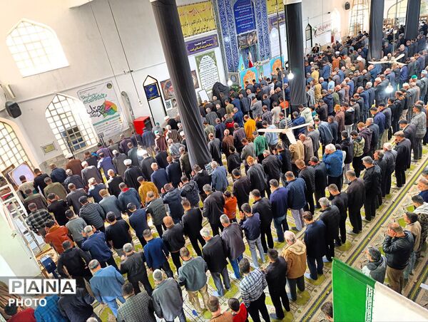 حضور حماسی مردم در اولین نماز جمعه بعد از شهادت رهبر انقلاب