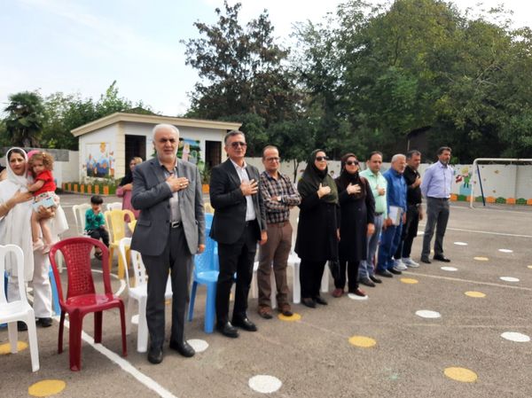 ورود شکوفه‌ها به مدارس در عباس آباد 