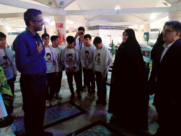 تجدید میثاق مدیرکل امور شاهد و ایثارگران وزارت آموزش و پرورش از شهدا در بوشهر