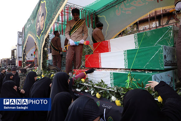 تشییع پیکرهای ۱۰۰ شهید گمنام از مقابل دانشگاه تهران