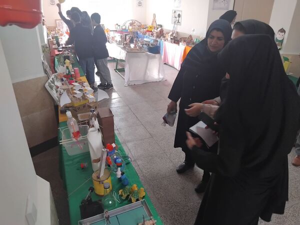  اجرای برنامه‌های خلاقانه به مناسبت هفته پژوهش در مدرسه ولی محمدی صفادشت 
