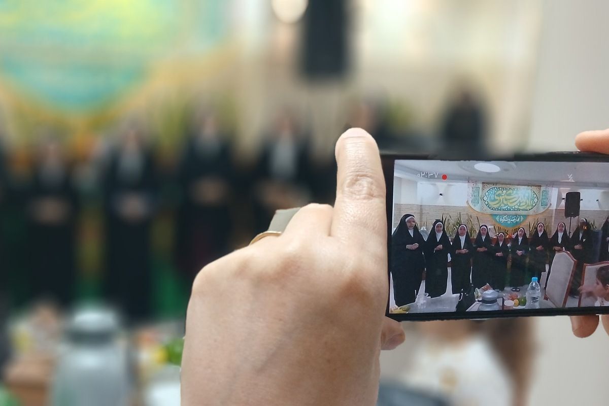 تجلیل خادمان امام رضا (ع) از پرستاران در اسلامشهر