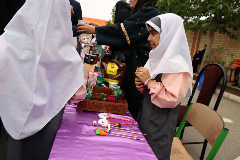 بازدید مدیر آموزش و پرورش اسلامشهر از بازارچه خیریه دبستان شاهد فاطمه زهرا(س)